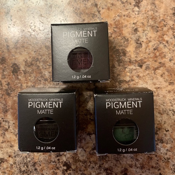 Younique Moodstruck Matte Loose Powder Eye Shadow - Picture 1 of 7